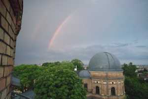 Doppelter Regenbogen über der Heliometerkuppel der Kuffner-Sternwarte - von Refraktor-Rundgang aus - 2023-06-30. Bild: GW.